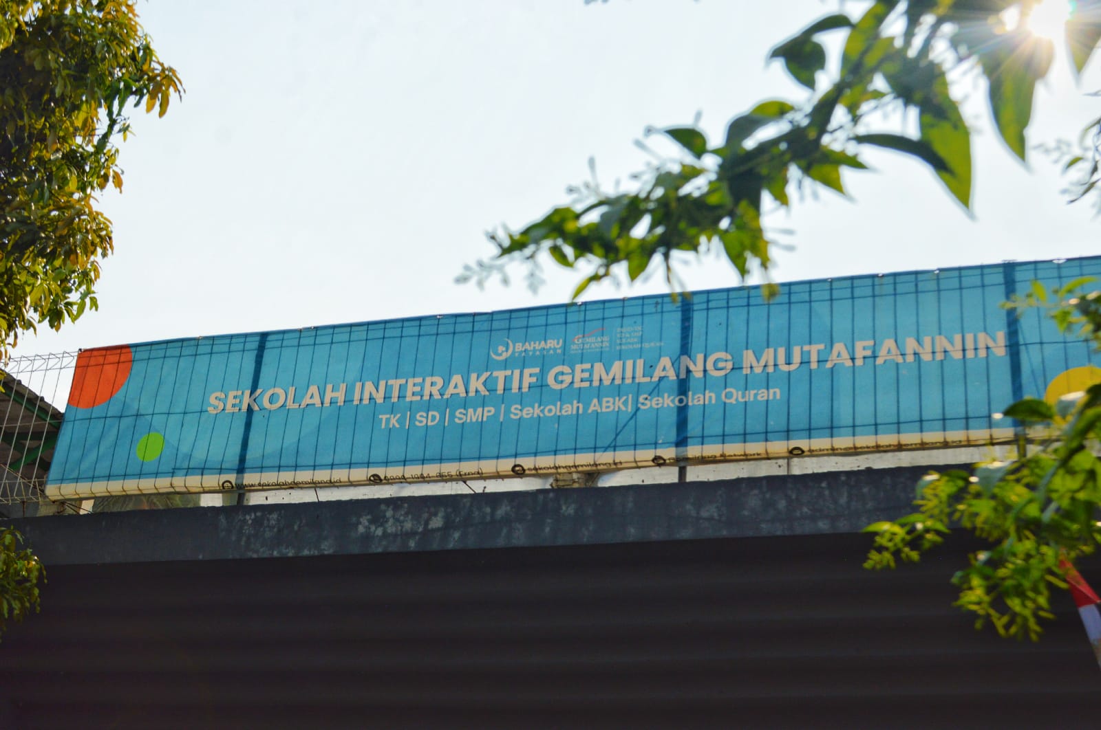 IMPLEMENTASI PENDIDIKAN HOLISTIK MELALUI KURIKULUM KHAS SEKOLAH INTERAKTIF GEMILANG: MENYONGSONG PENDIDIKAN YANG MENYENANGKAN DAN MENGADABKAN